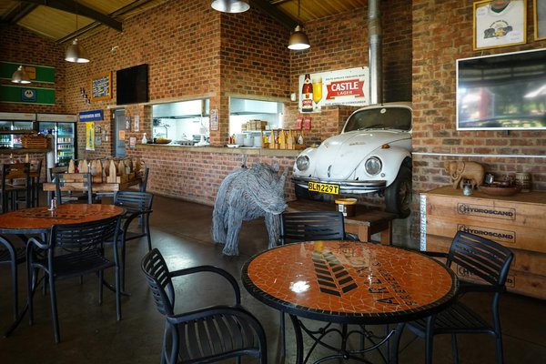 What are the benefits of open kitchen concepts in UK restaurant bars?